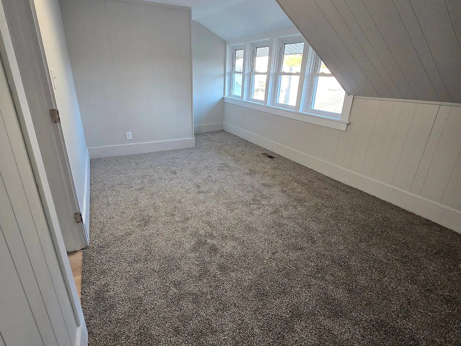 Upper Unit B2 — Photo 4