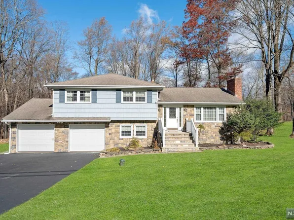 19 Weiss Rd, Upper Saddle River, NJ 07458