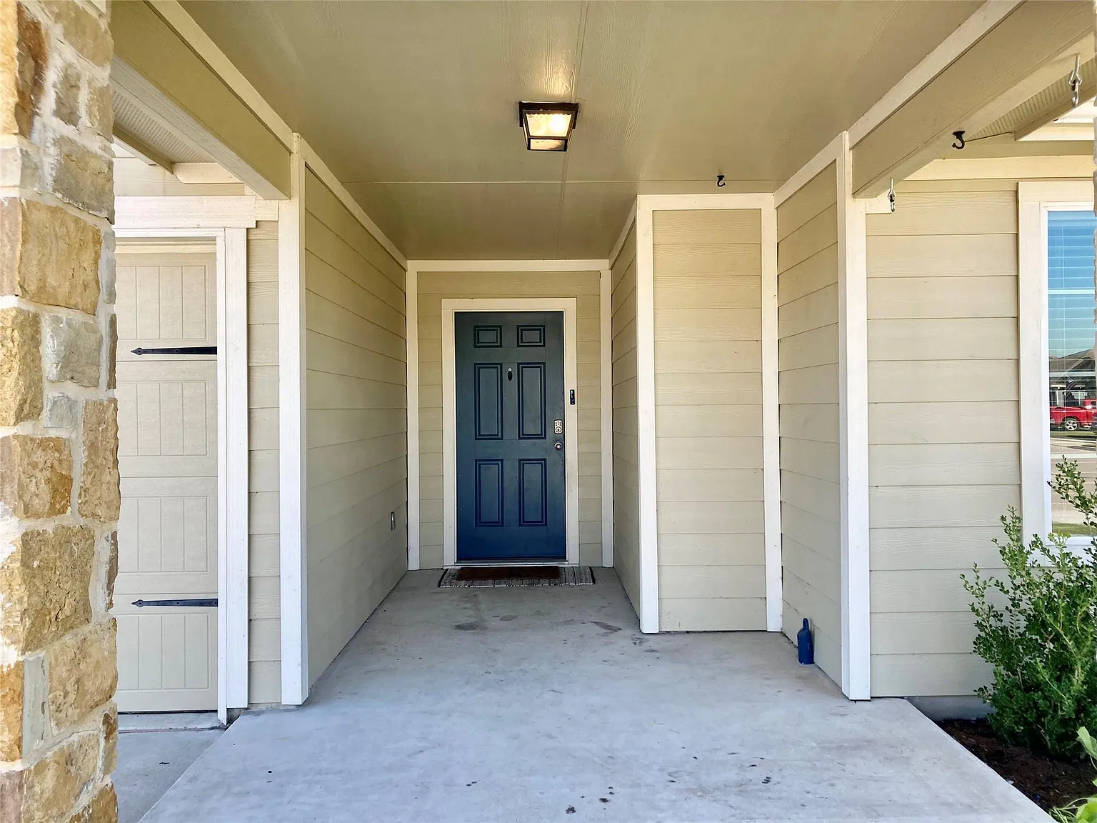 4 bed, 2.0 bath, 2018 sqft, $2,100 — Photo 2