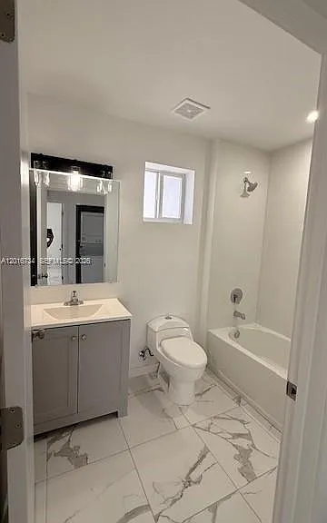 811 E 52nd St #102 — Photo 23