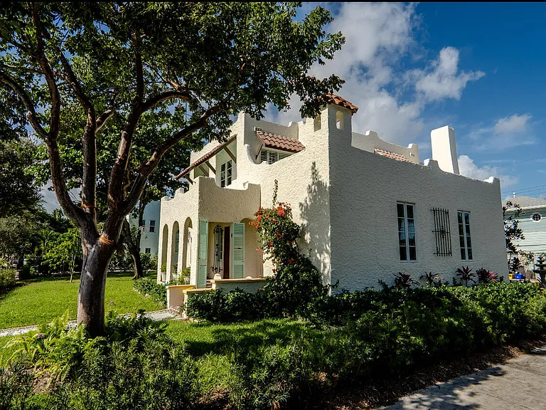 302 Fordham Dr — Photo 3