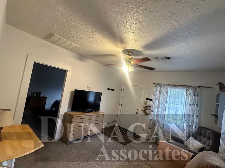 507 W Hagerman St — Photo 2