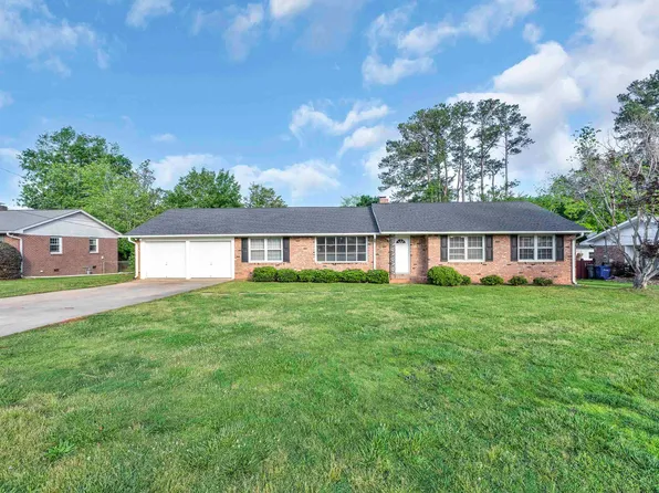 104 Saint James Dr, Spartanburg, SC 29301