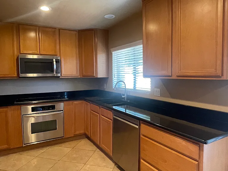 102 W Loma Vista Dr #101 — Photo 4