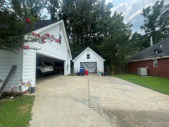 3rd image of 217 Holly Ct