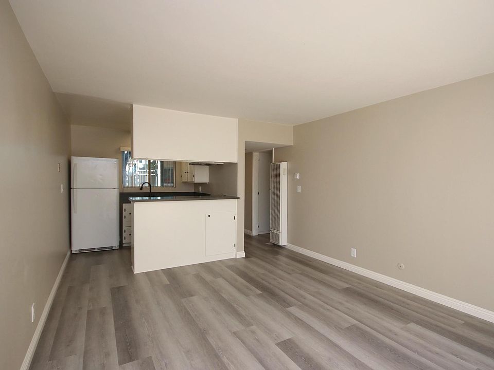 1st image of 976 E Villa St #1