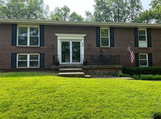 900 Parkfield Ter, Ballwin, MO 63021