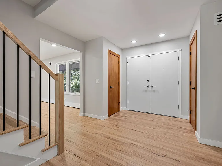 439 Summit St — Photo 8