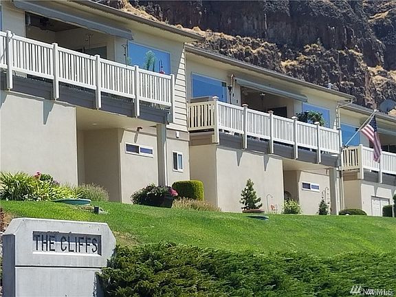 The Cliffs, Resort Living
