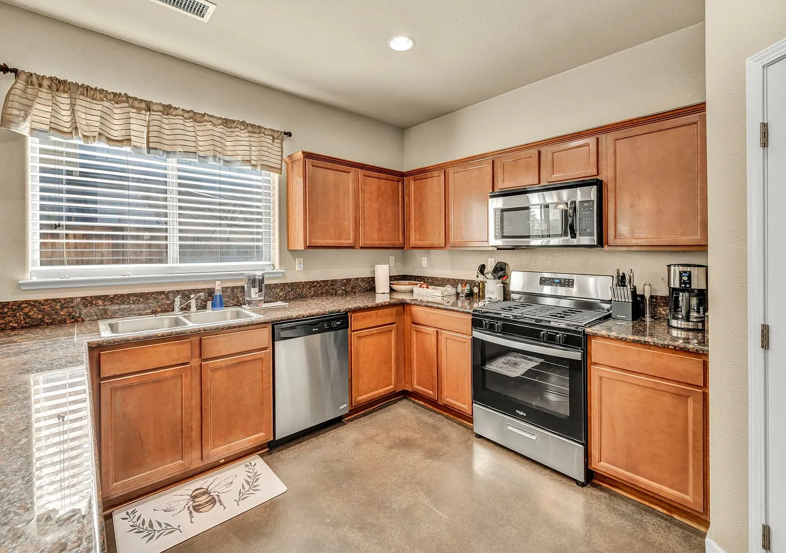 Value-Packed 4 Bedroom Home With Large Walk-In Closets Near Unr — Photo 4