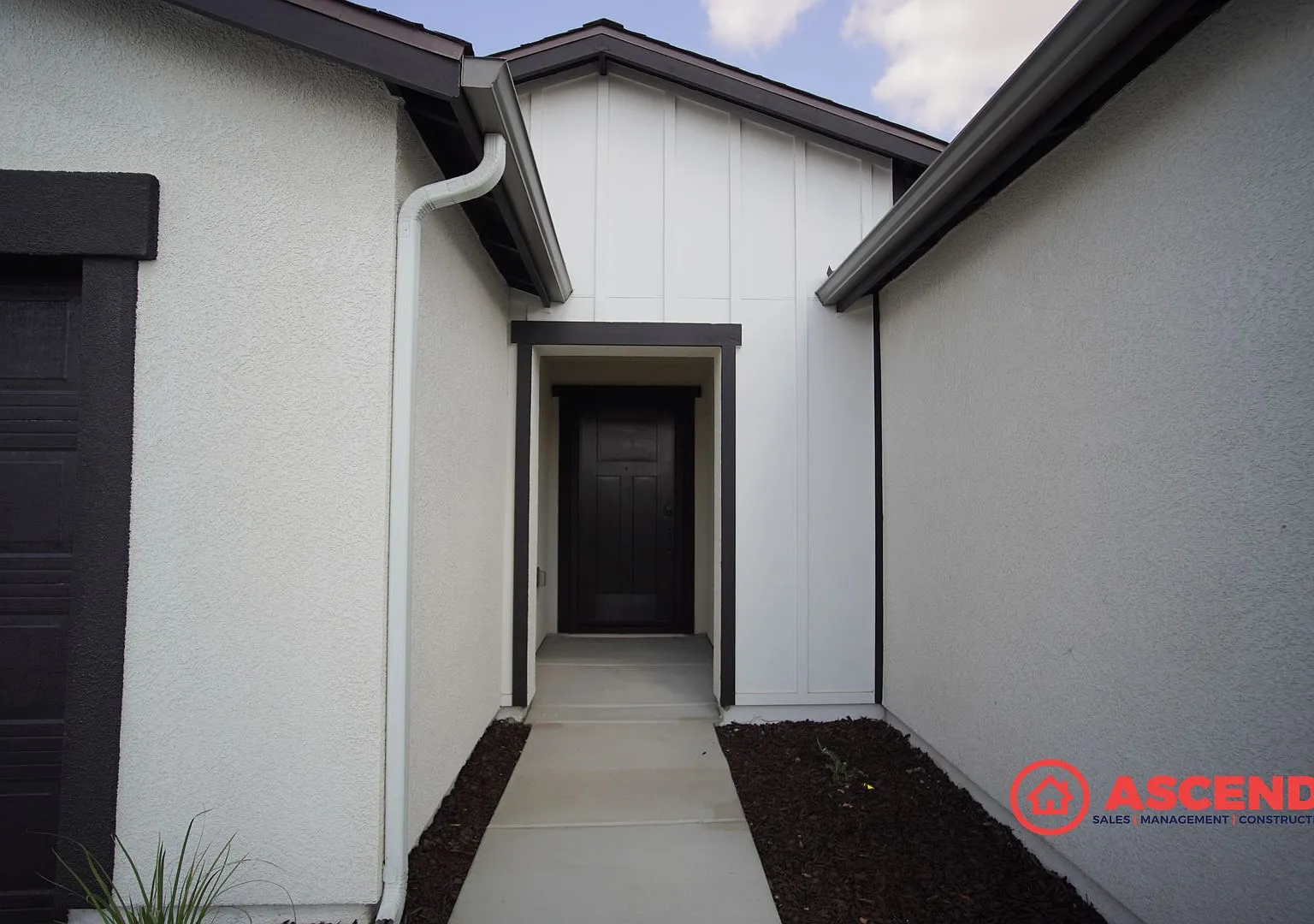 Newly-Built Home Near Mira Monte Highschool! — Photo 2