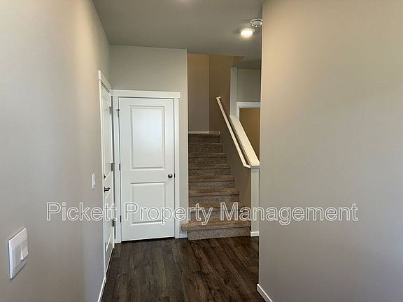 3rd image of 6461 Hornet Cir NE