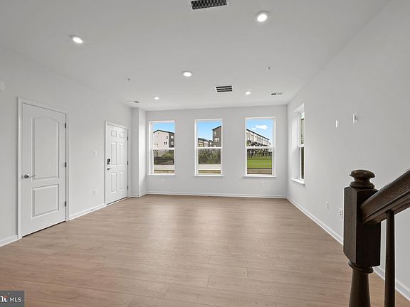 4th image of 9942A Count Fleet Cres