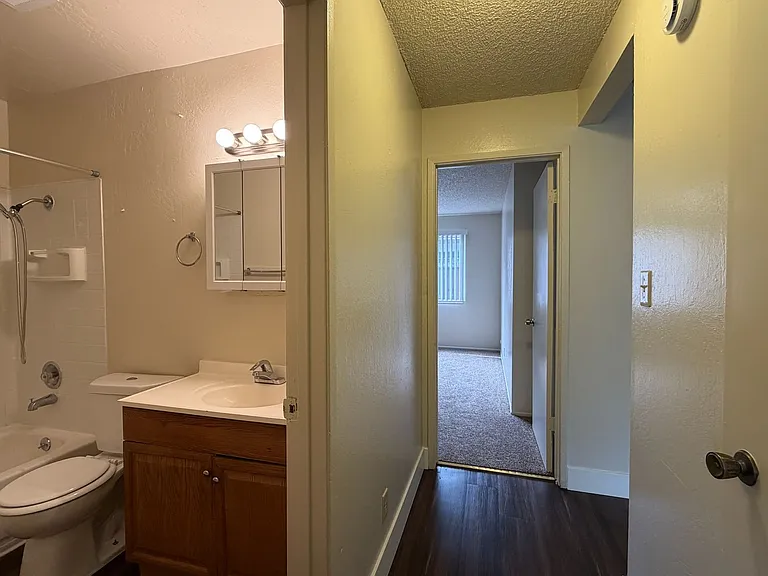 Sharis Apartments — Photo 30