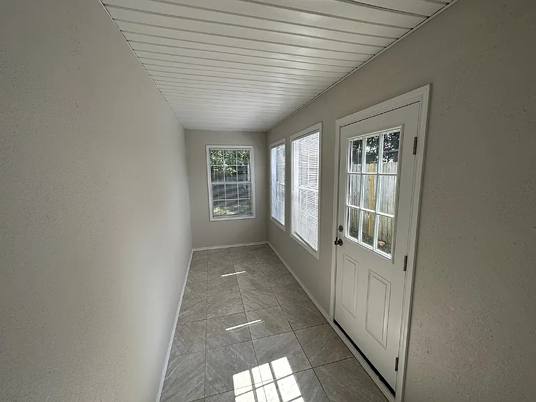 1306 Crescent St — Photo 10