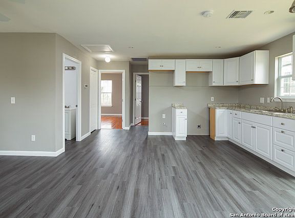 4th image of 402 Cravens Ave
