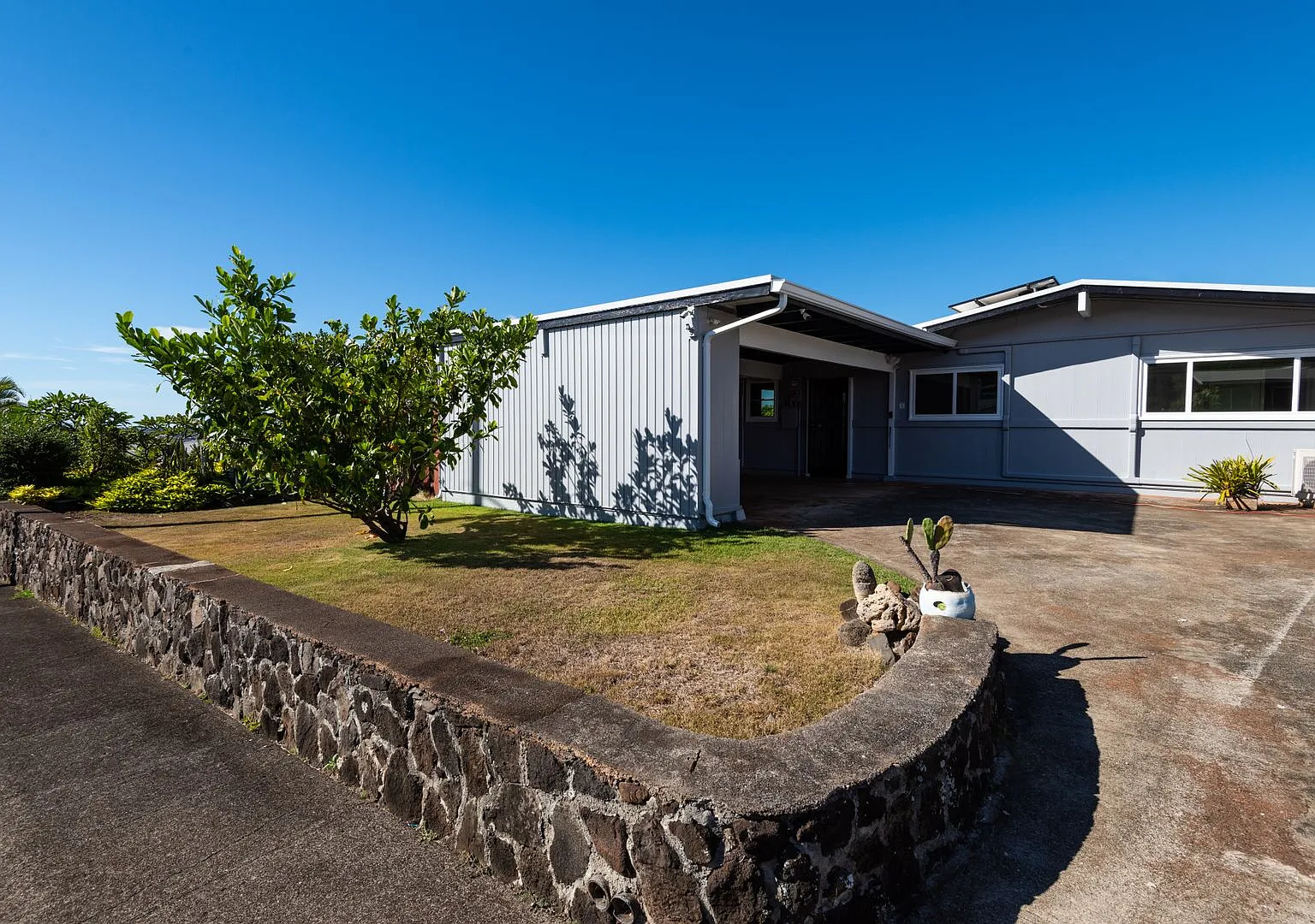 Spacious 3 bed/2 bath Single Level Family Home in Aiea Heights — Photo 1