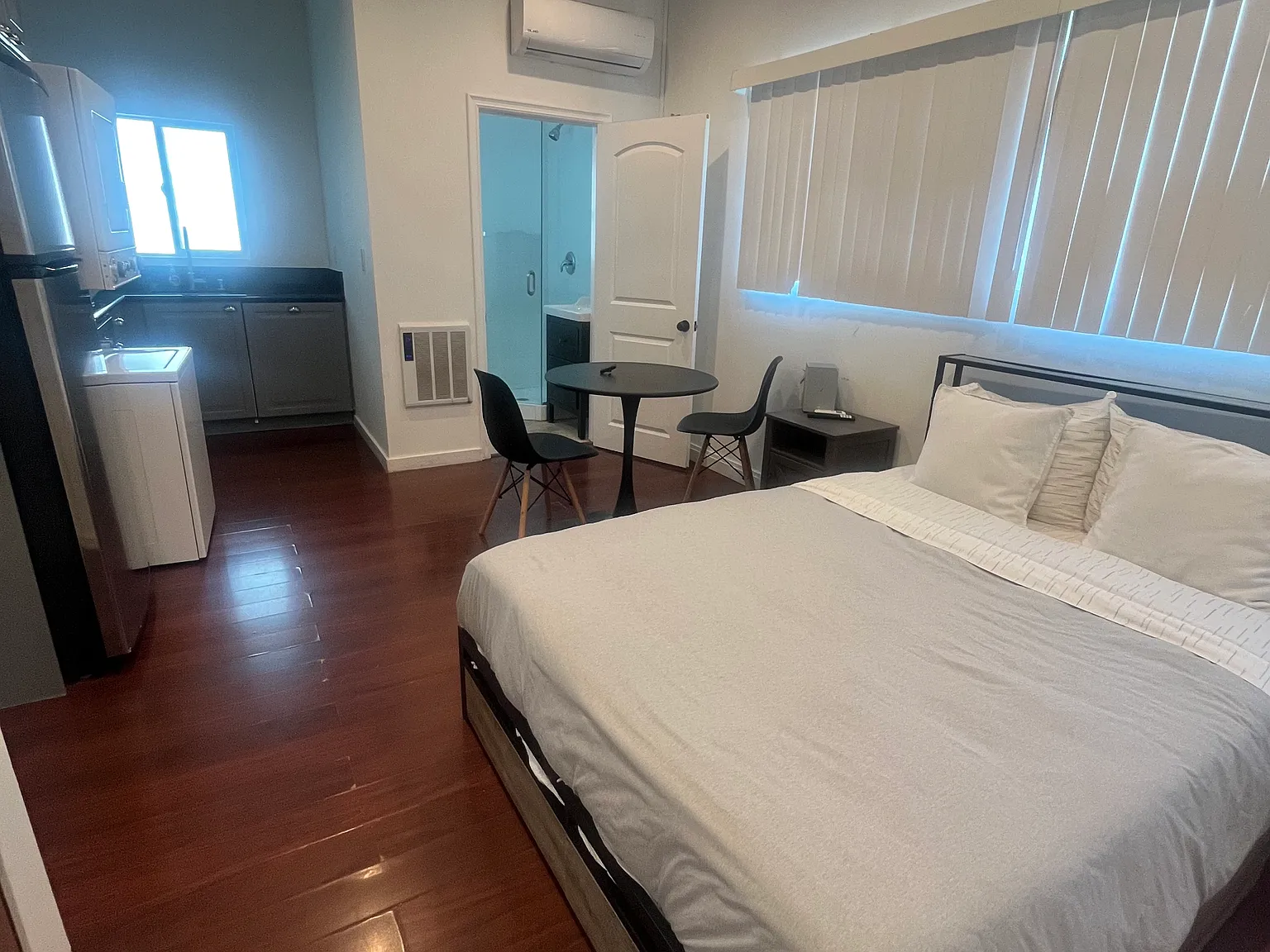 Studio, 400 sqft, $3,500 — Photo 2