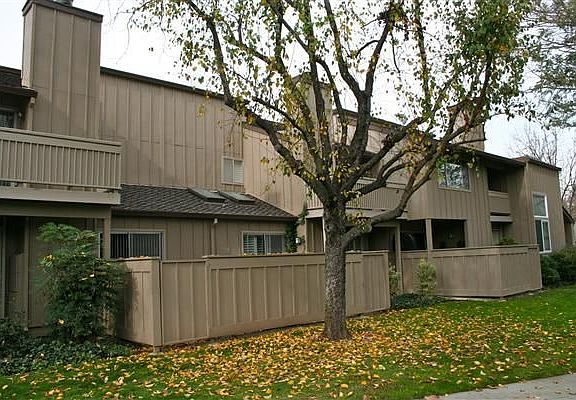 2nd image of 104 Spruce Hill Ct