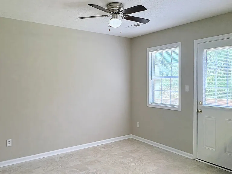 3259 Spring Hollow Ave — Photo 5