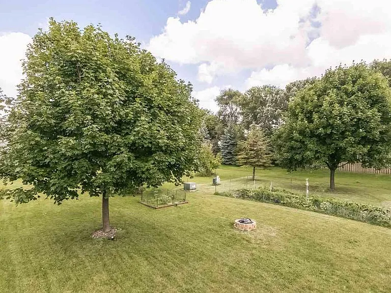 1087 N Pine St — Photo 18