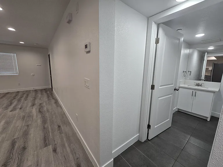 1807 Workman St #3/4 — Photo 5