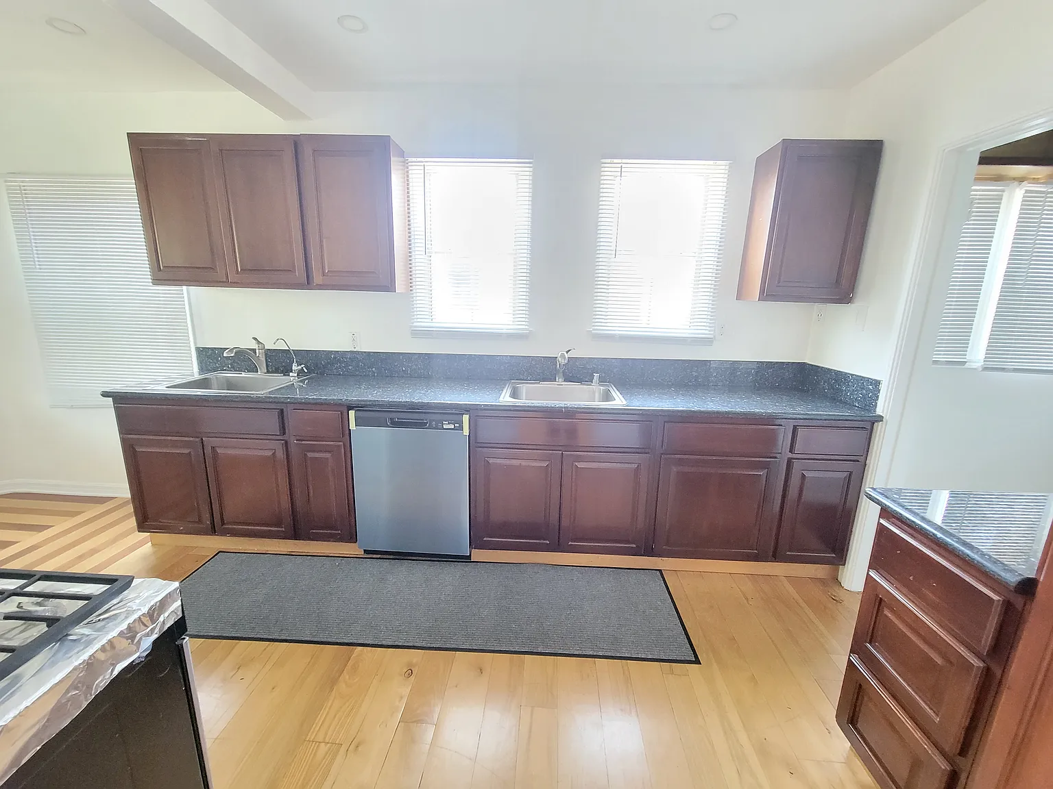 3 bed, 1450 sqft, $3,995 — Photo 2