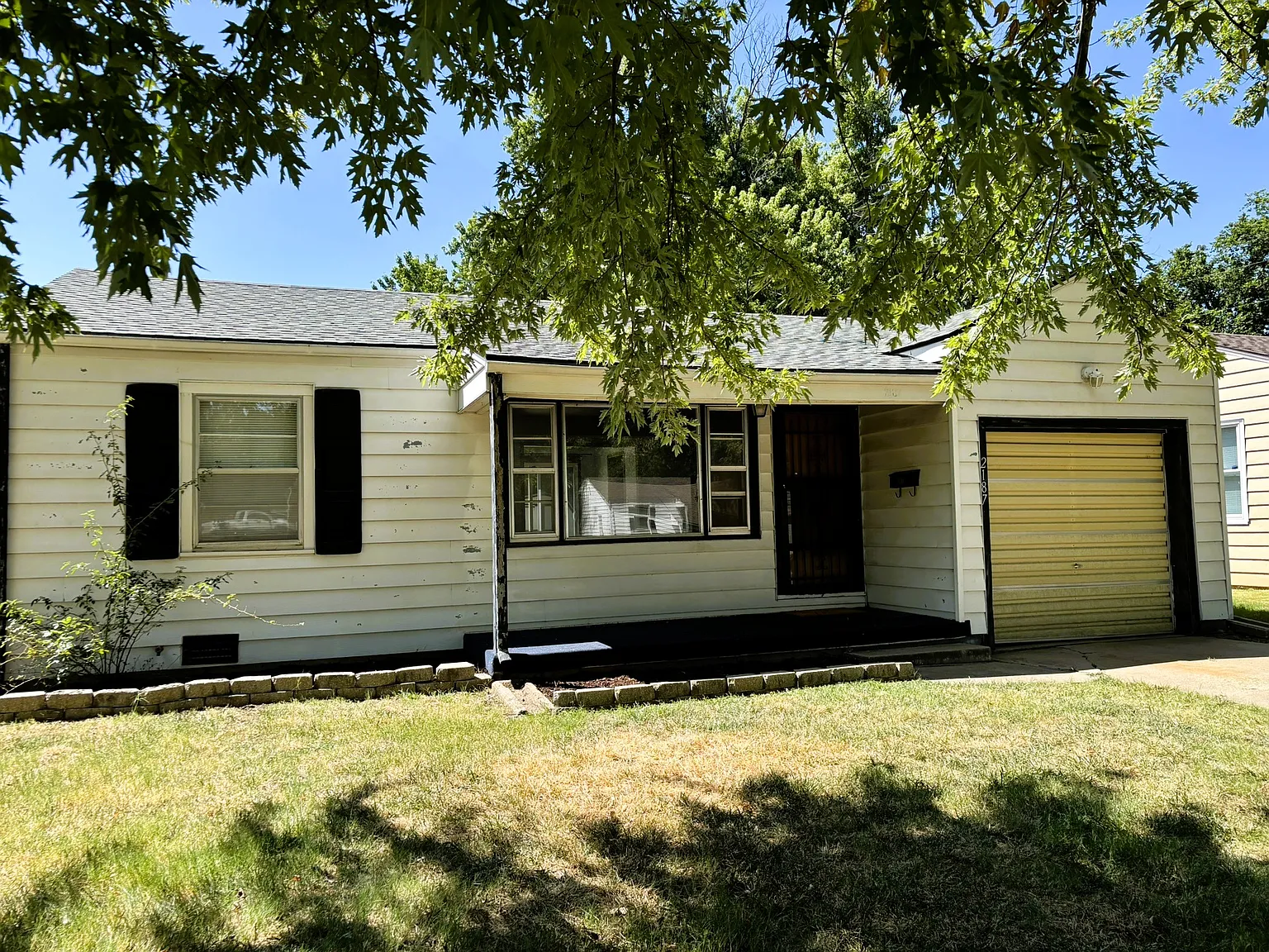 2 bed, 849 sqft, $895 — Photo 2