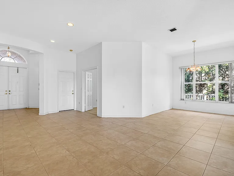 2431 Westmont Dr — Photo 9