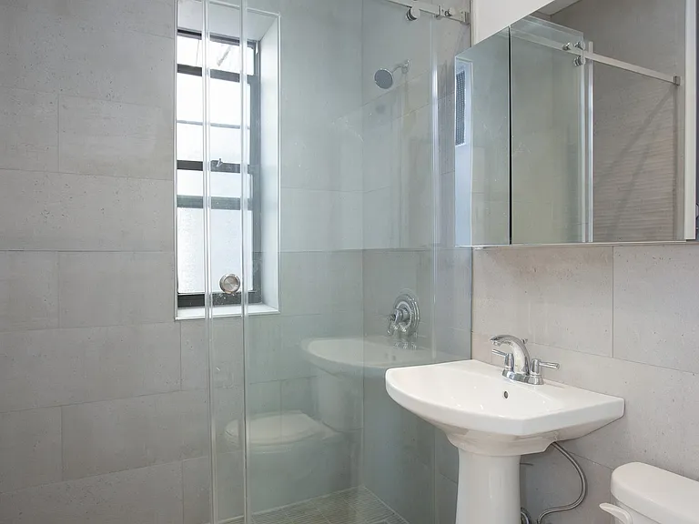 234 E 4th St #14 — Photo 7