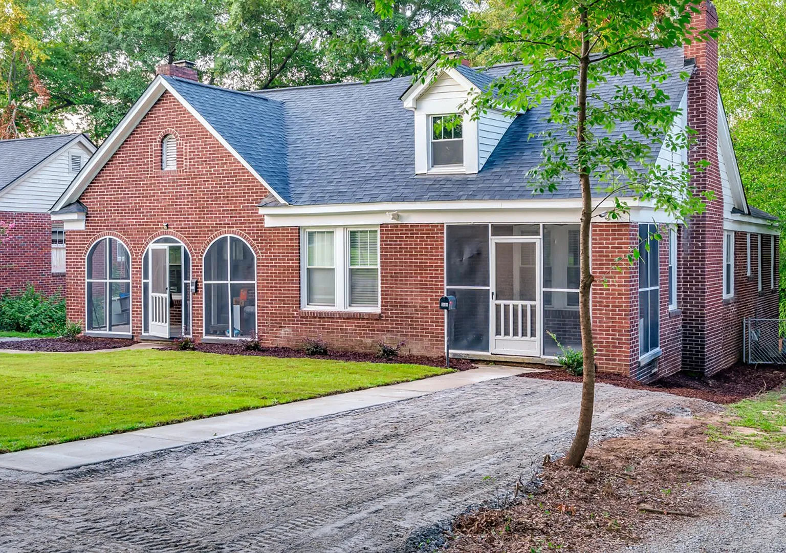 Pre-Leasing for the 27-28 School Year! - Live in the Heart of Shandon Stylishly Renovated Duplex ... — Photo 2