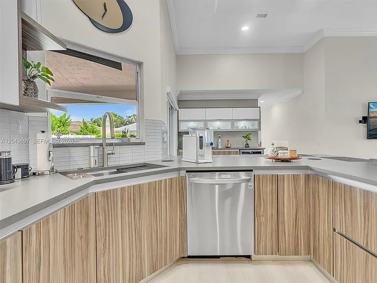 639 Verona Pl — Photo 38