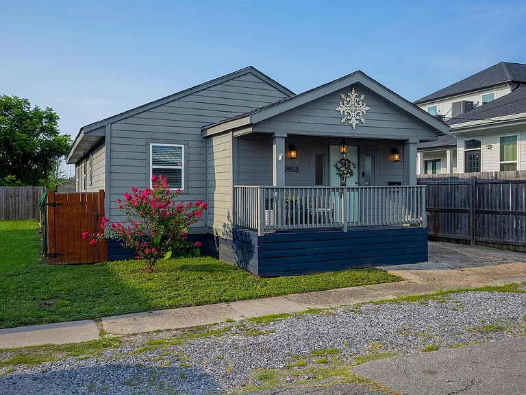 2553 N Rocheblave St — Photo 2