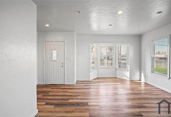 3rd image of 1130 Pioneer Ave