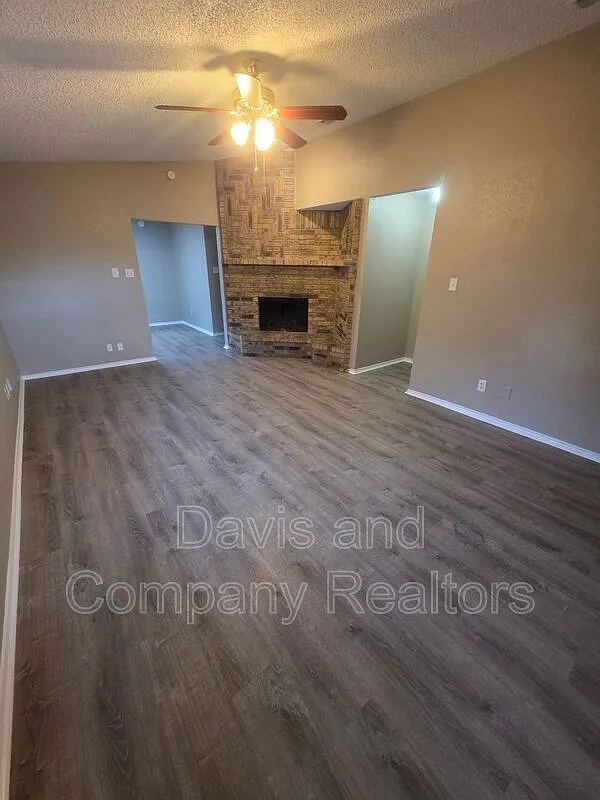 3 bed, 2.0 bath, 1572 sqft, $2,100 — Photo 4