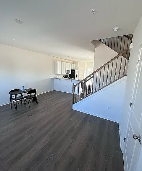 2nd image of 2504 Boeing Way