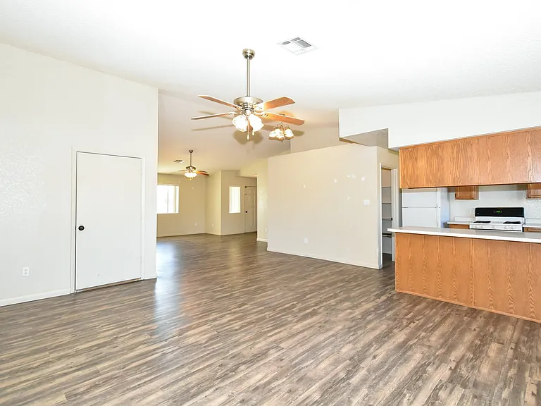 2866 S 30th Dr — Photo 7