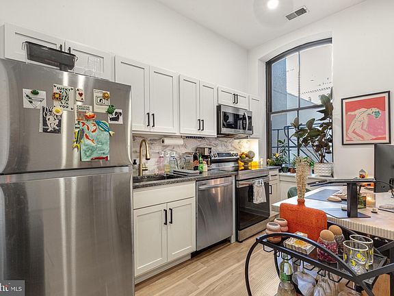 4th image of 1415 Locust St #204