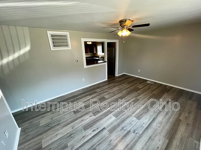 3 bed, 2.0 bath, 1046 sqft, $1,448 — Photo 2