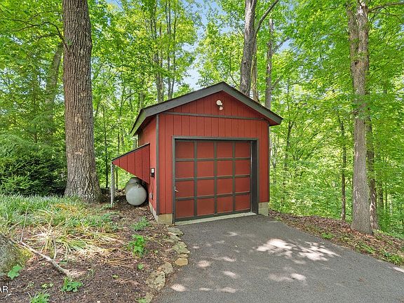 3rd image of 804 S Shiloh Rd