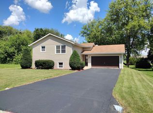 107 Cornwall Cir SE, Poplar Grove, IL 61065