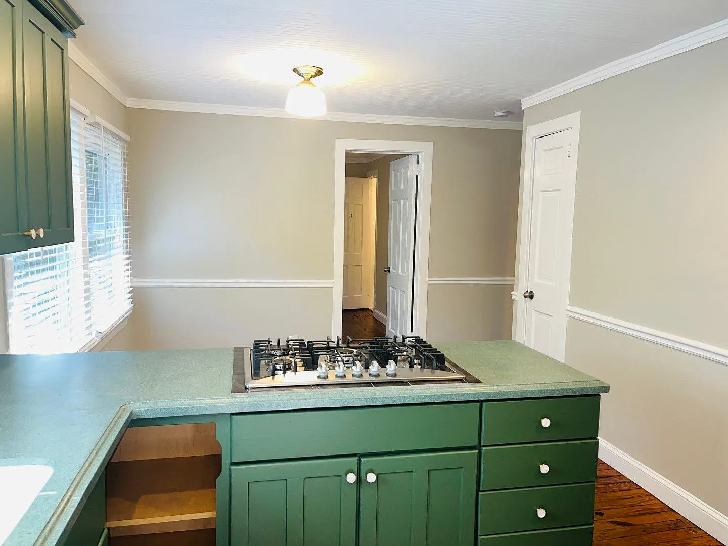 Cute cottage! 3 beds, 2 baths, real hardwood flooring, tile baths, claw foot tub, W/D included, s... — Photo 3