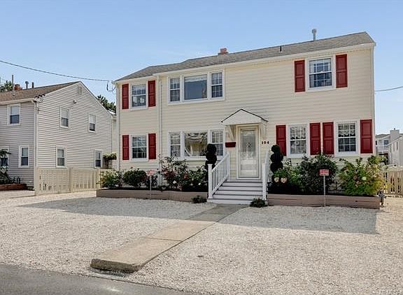 2nd image of 104 E Sand Dune Ln