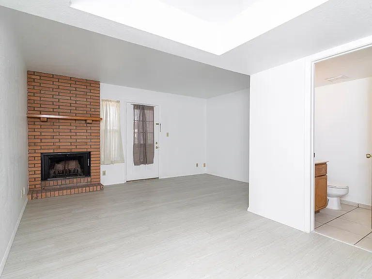 950 W Erie St #7 — Photo 7