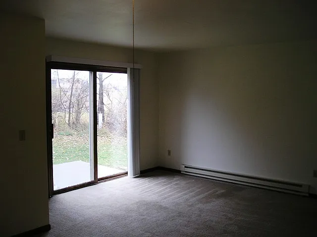 20-28 Pine Ridge interior Living RM WEB_01302018
