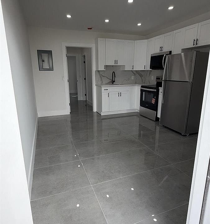 1st image of 935 Jefferson Ave APT 10