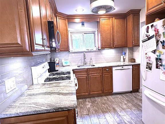 5th image of 32 Martin Ter