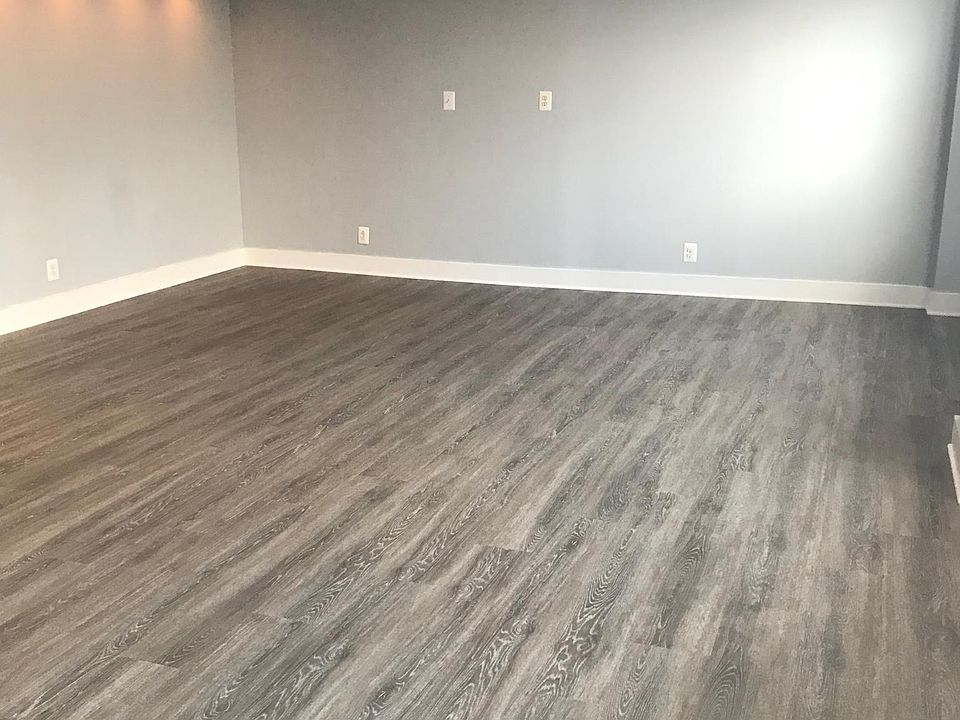 EXTREMELY LARGE LIVINGROOM!!!