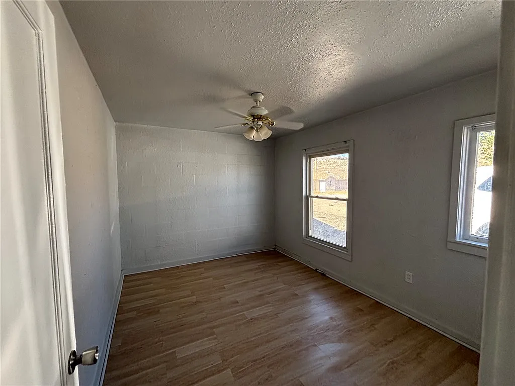 2 bed, 1.0 bath, 2479 sqft, $975 — Photo 4