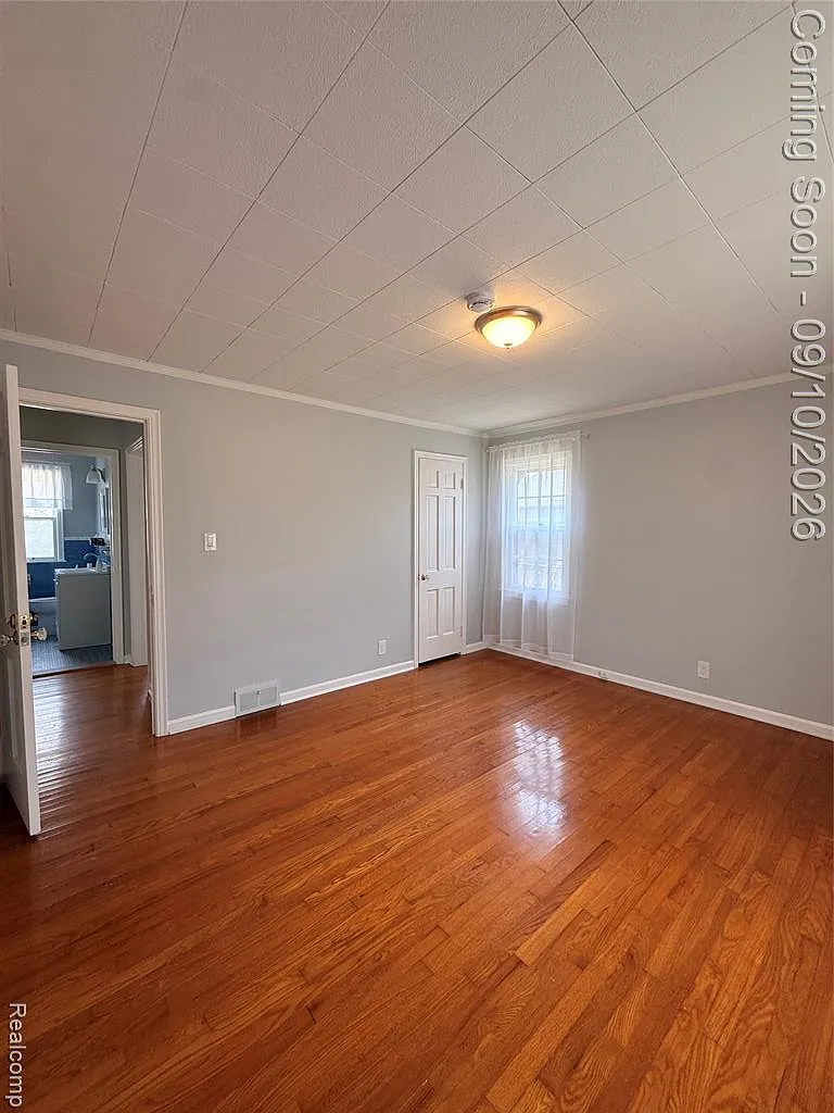 3 bed, 1.0 bath, 1200 sqft, $2,100 — Photo 3